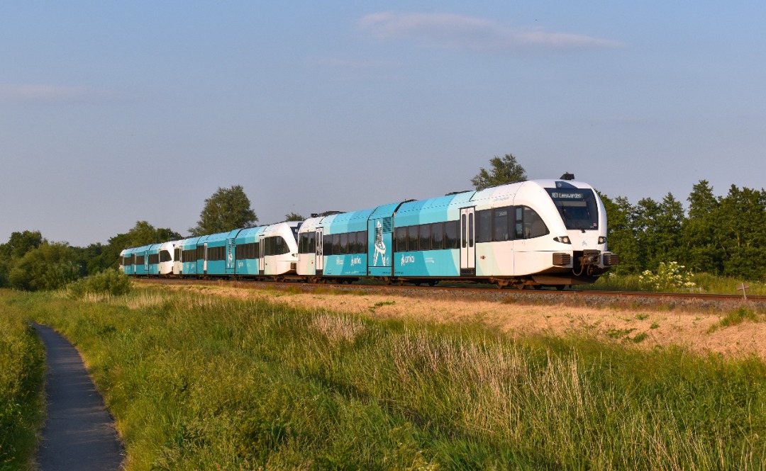 NL Rail on Train Siding: Arriva GTW's 243, 321 en 326 komen langs het Koekoekspaad in Feanwâldsterwâl als RE 1 naar Leeuwarden.