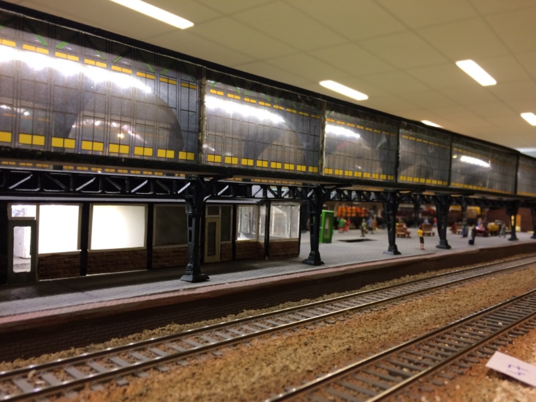r.bettman on Train Siding: Dit zijn twee foto's van Station Hengelo op de modelbaan van de Twentse Modelspoor Club. Ik heb van dit station, met behulp van
oude NS...