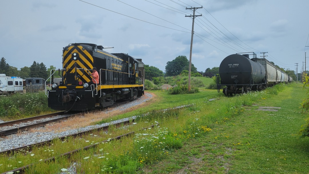 CaptnRetro on Train Siding: Brakeman Chad rides the pilot as the RS rounds the wye bend running long-hood forward. They will take the 5 coupled on behind the
unit, and...