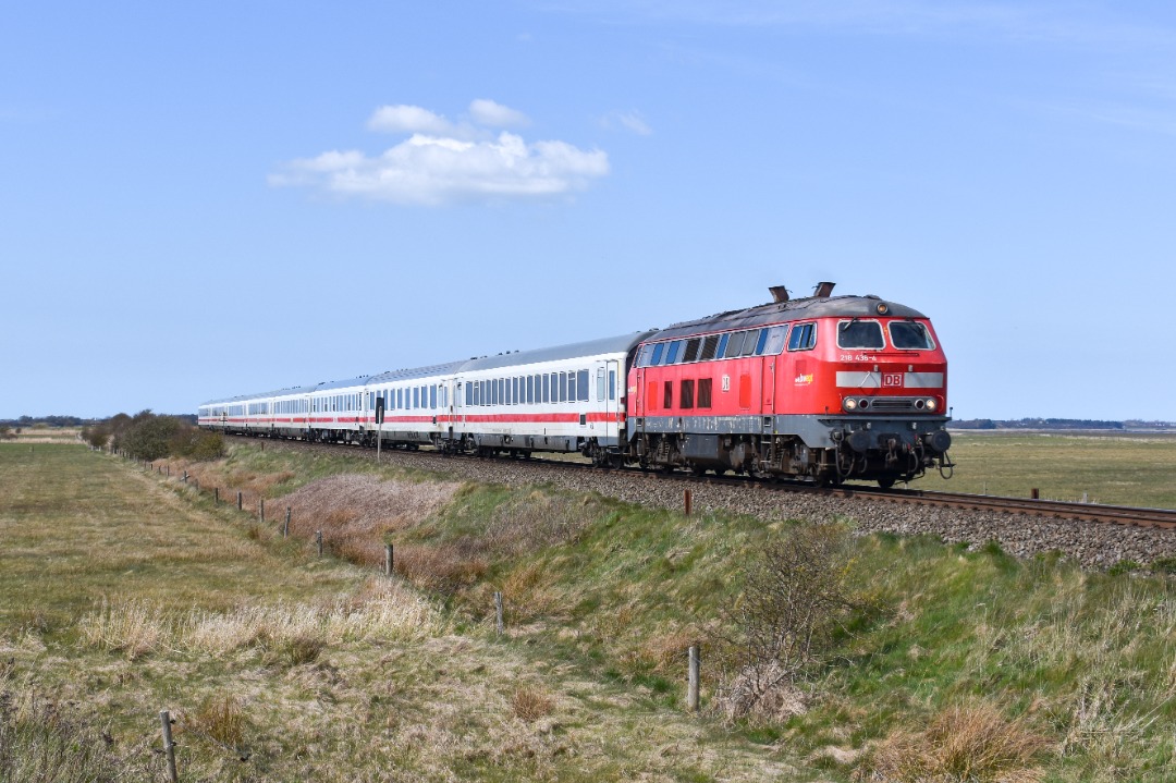 NL Rail on Train Siding: DB 218 436 komt met IC rijtuigen langs het Norderende in Morsum onderweg als IC 2215 naar Köln Hbf. In station Itzehoe is er
altijd een loc...