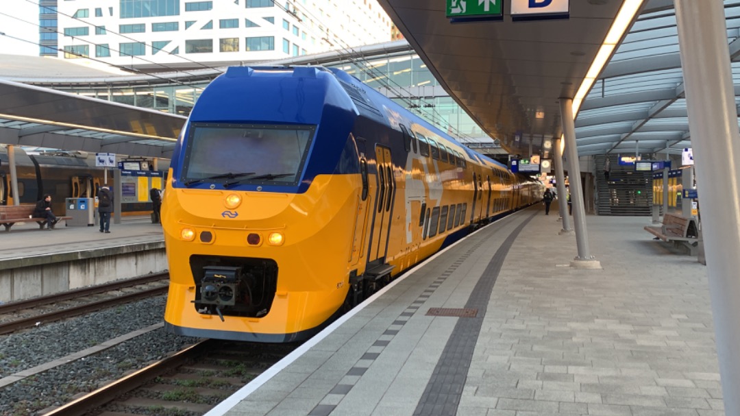 Treinspotternick on Train Siding: NS VIRMm2 8717 tijdens zijn eerste rit in reizigersdienst als VIRMm, als trein 3521 naar Venlo. 14 april 2023.