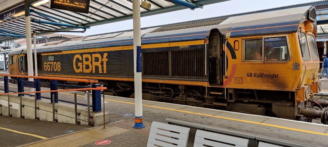 paul_taroni on Train Siding: GB railfreight 66721 'Harry Beck' and 66708 'Jayne' top and tail# #networkrail 3Y88 at Guildford
#spottingatwork #trainspotting #train...
