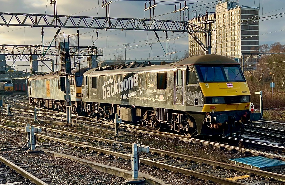 Sydney Bridge TMD on Train Siding: A good variety of traction on show while filming up at Crewe Station yesterday morning #Class92 #Class90 #Class43 #Class67
#Class37...
