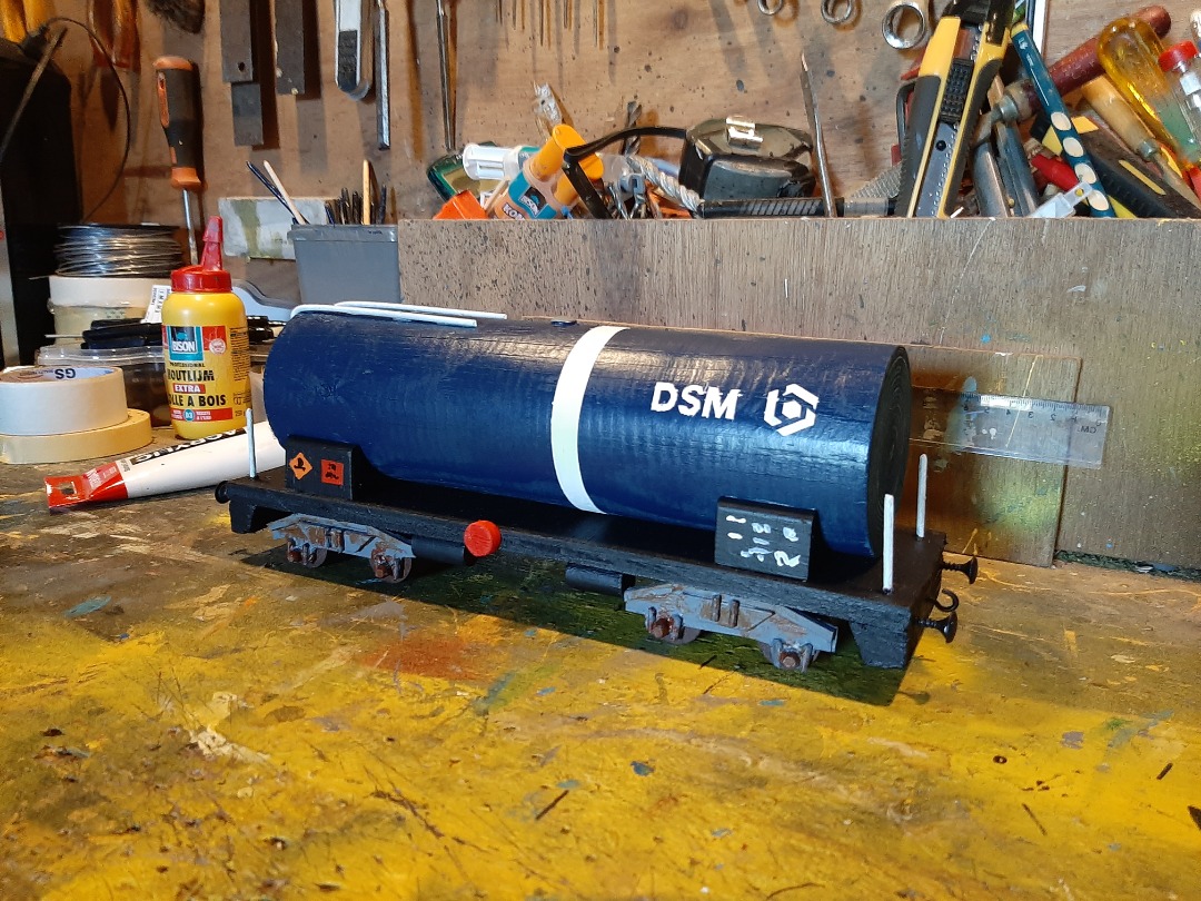 RRail on Train Siding: While the paint on the BR103 is drying I decided to make another waggon. A piece of round pole and a bit of multiplex, a couple of screws
and a...