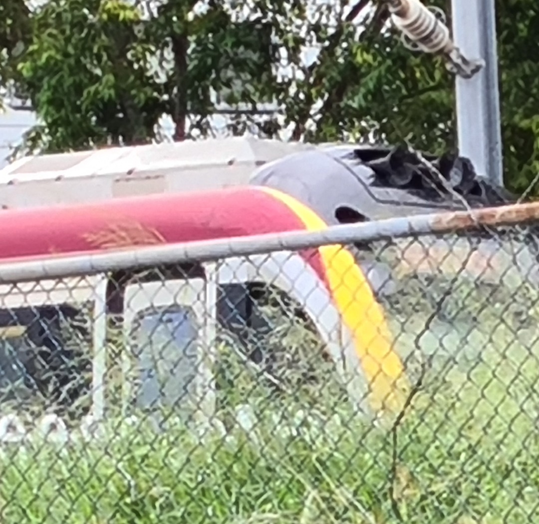 Geoff on Train Siding: A rather bad shot of a Queensland Rail EMU suburban train at Wilston station platform 2. And even worse shot of an IMU headed in the
other...