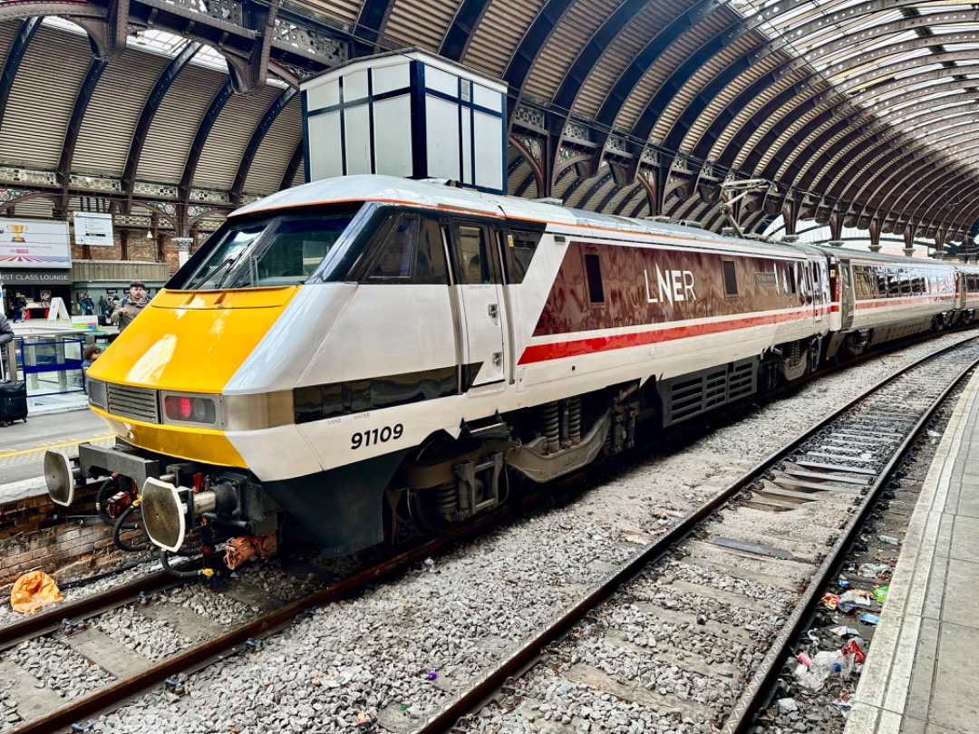 Michael Gates on Train Siding: 91109 ‘Sir Bobby Robson’ in fantastic new livery rests at York 14th April 2023. Compare with my picture of the same
loco 10th June...
