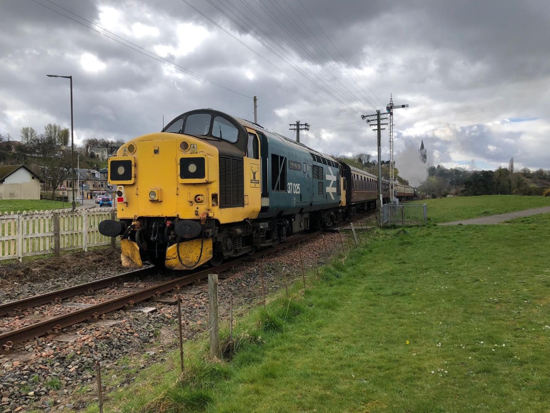 Mista Matthews on Train Siding: National Coal Board Hunslet heads a rake of mk1 coaches with class 37025 pushing from the back.