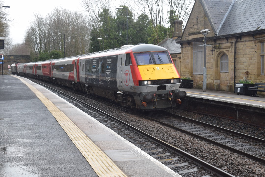 Hardley Distant on Train Siding: CURRENT: 67020 (Rear - 1st Photo) and 82229 (Front - 2nd Photo) call at Ruabon today with the 1V96 11:33 Holyhead to Cardiff
Central...
