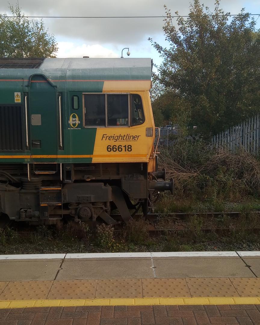 TrainGuy2008 🏴󠁧󠁢󠁷󠁬󠁳󠁿 on Train Siding: Just recently saw this lovely greenshed at Warrington Bank Quay! loco was #66618 #trainspotting
#train #freight