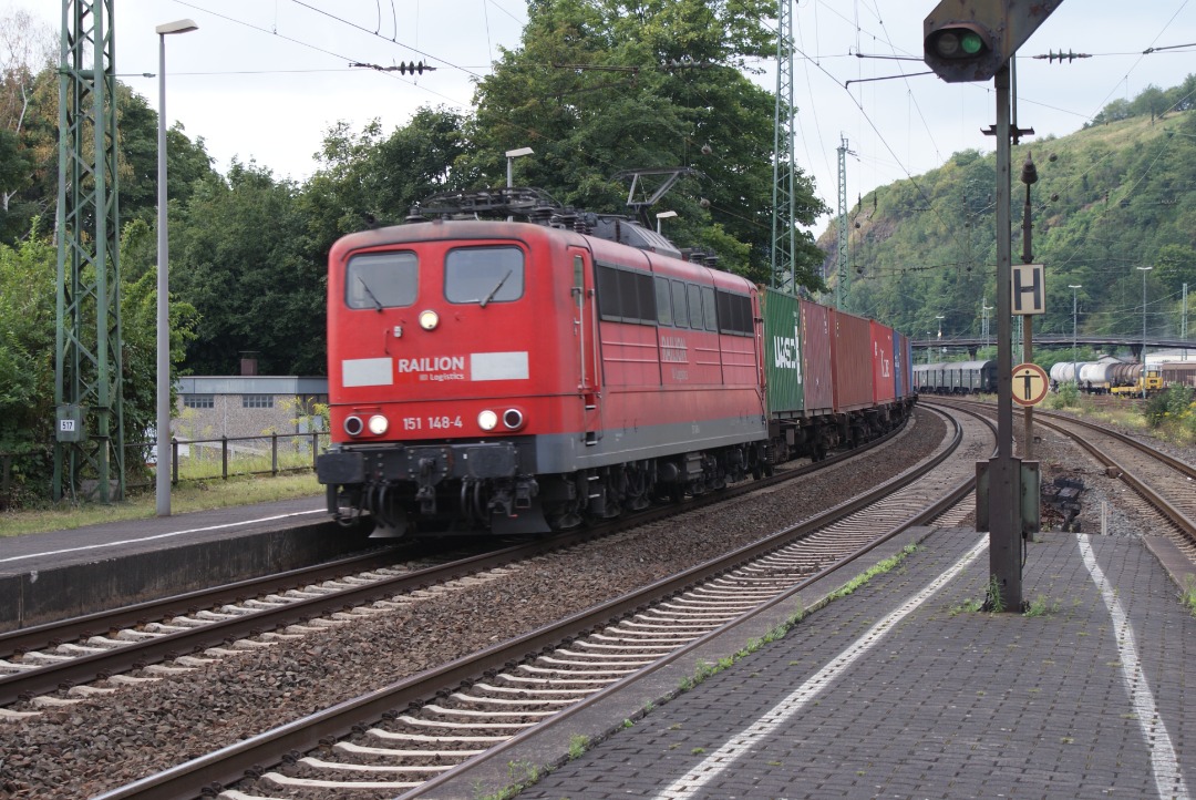 heingold1969 on Train Siding: Loc 151 148-4 van Railion tegenwoordig DB Cargo komt met goederentrein door het station van Linz (Duitsland)