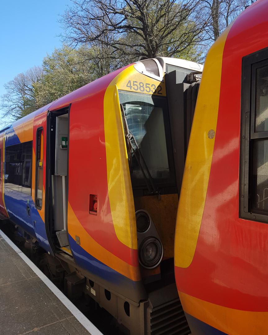 Jack Jack Productions on Train Siding: 458 532 and 516 working the 13.22 Wokingham to London Waterloo. Buses replaced trains between Wokingham and Reading due
to...