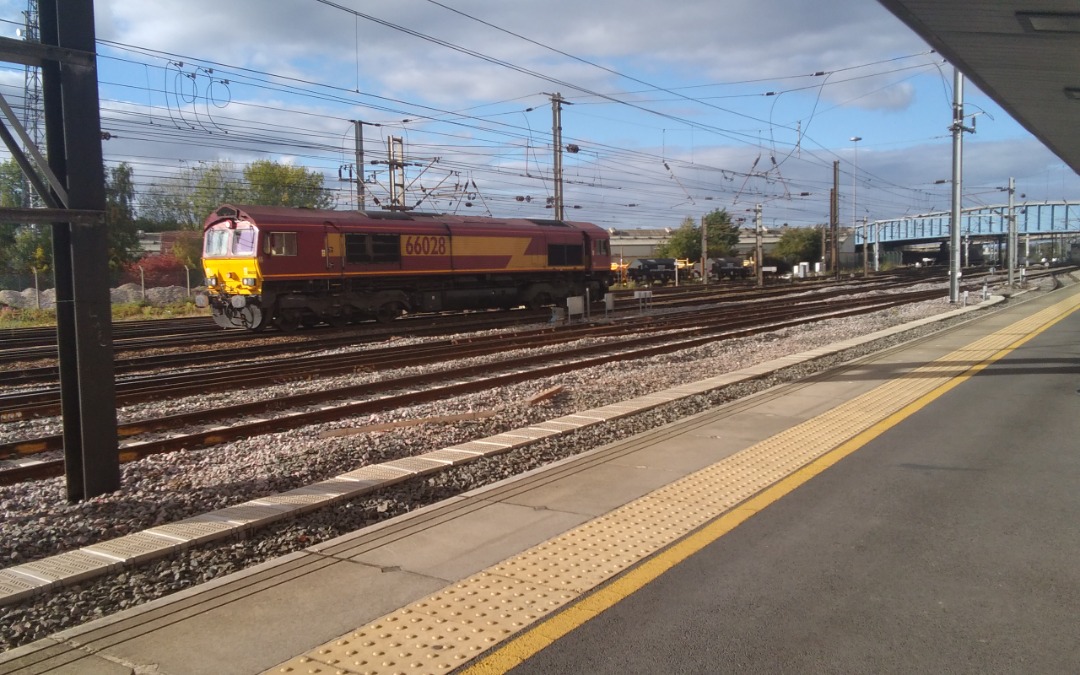 kieran harrod on Train Siding: LNER 82 DVT and 801 azuma service (old and new). Both stood at doncaster station on 2/10/22 and EWS 6602 later that day.