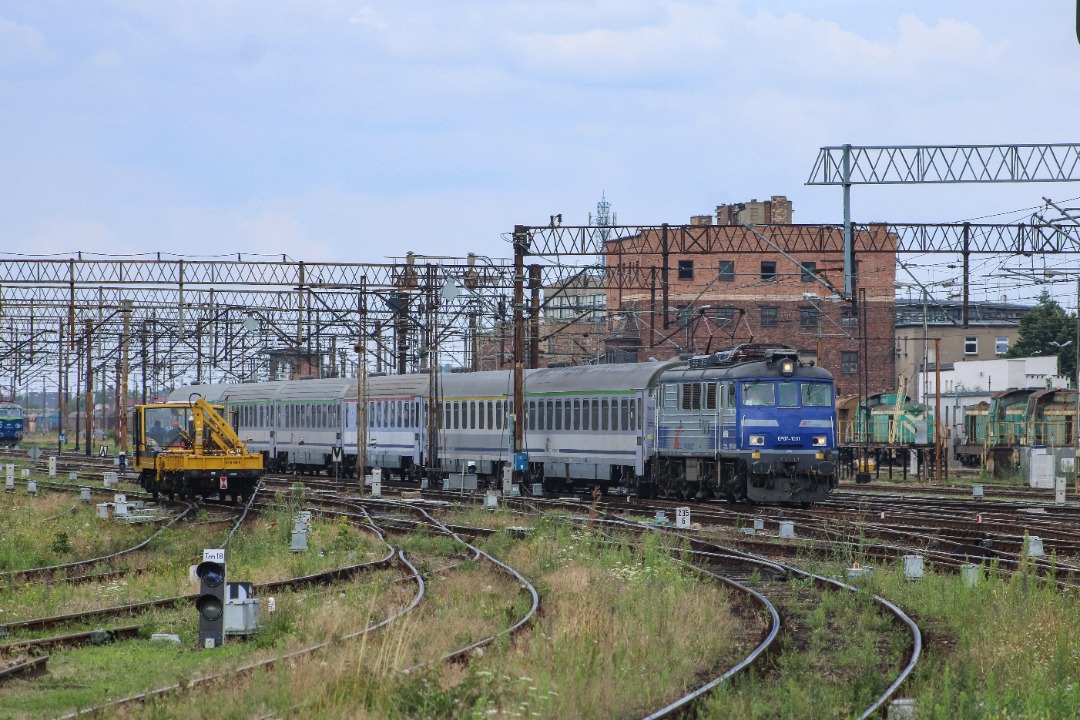 mateu1333 on Train Siding: HCP EP07-1031 with IC 84102 "Szyndzielnia" from Ustka to Bielsko-Biała Główna, arriving to Leszno.