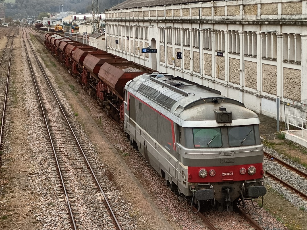 Oriana on Train Siding: La BB267421 a Périgueux sous un autre angle 💜 #trainspotting #train #diesel #station #locomotive