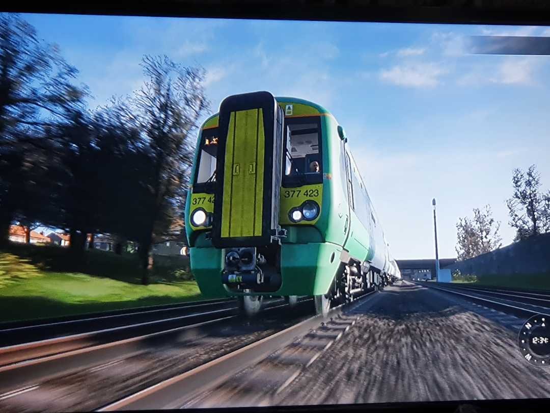 Jadon Kirk on Train Siding: #photo #train #electric #Southern #class377 377 403 and 377 423 taking me to London Victoria for my break on train sim world 2