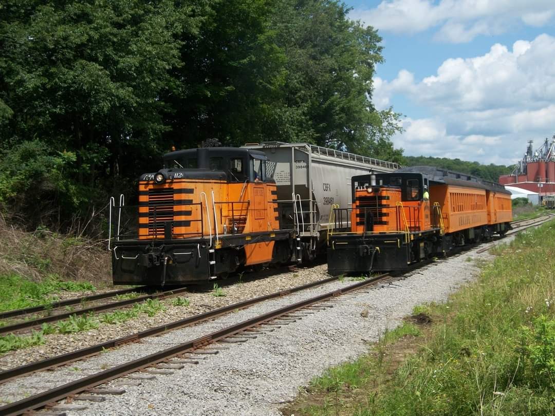 CaptnRetro on Train Siding: Arcade & Attica's two active Centercabs pose side by side during Friday's Photo Charter - With the arrival of the
RS-3, seeing both units...