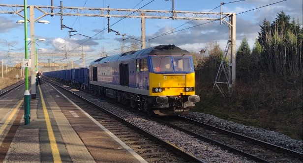 Hardley Distant on Train Siding: CURRENT: 60028 in Cappagh Blue Livery speeds through Acton Bridge Station today with the 6M89 09:01 Middleton Towers to
Ravenhead...