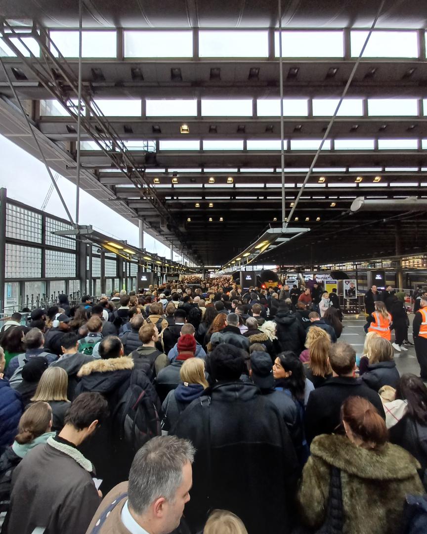 BlooFlipp on Train Siding: Chaos In London St Pancras As Thameslink Platforms Are Closed So Thameslink Is Using EMR Platforms 1