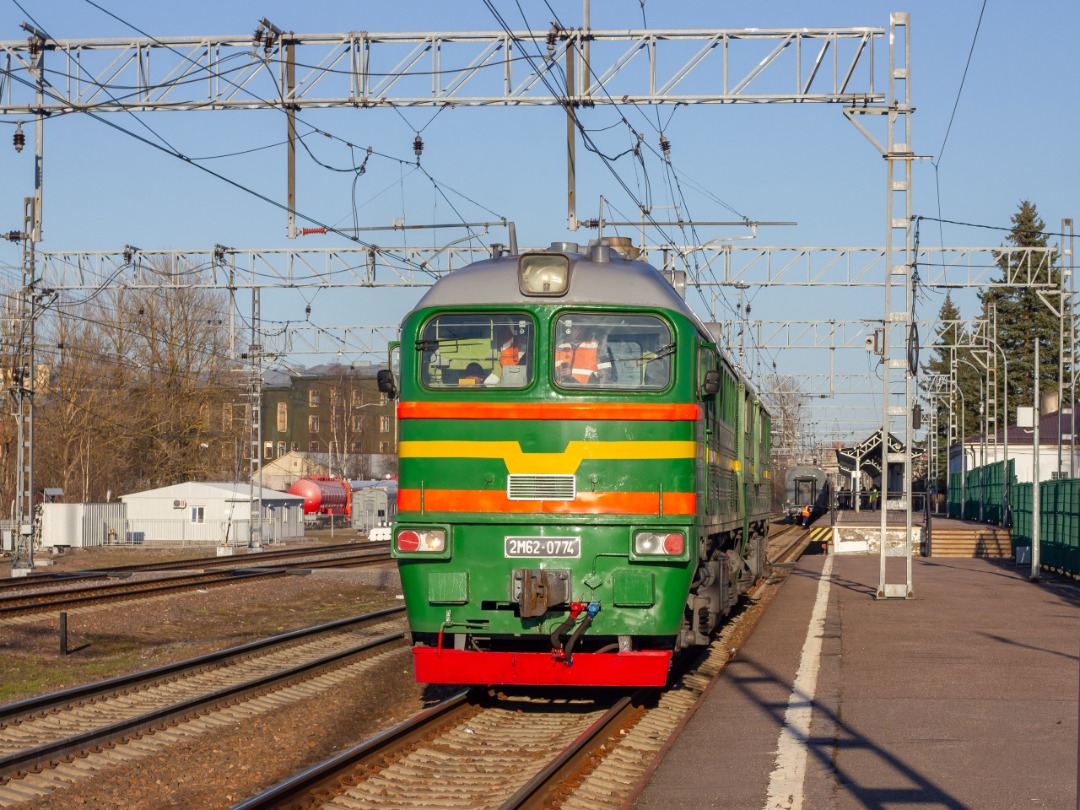 CHS200-011 on Train Siding: Diesel locomotive 2M62-0774 in retro livery, uncoupled from passenger train No. 37 Sortovala - Moscow at Vyborg station