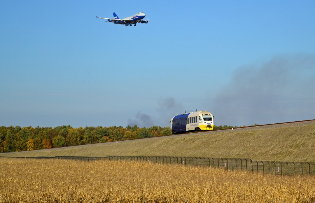 Yurko Slyusar on Train Siding: Railcar PESA 620M-008 goes from Kyiv-Boryspil' International airport towards Kyiv-Pasazhysrkyi station while freight
aircraft Boeing 747...
