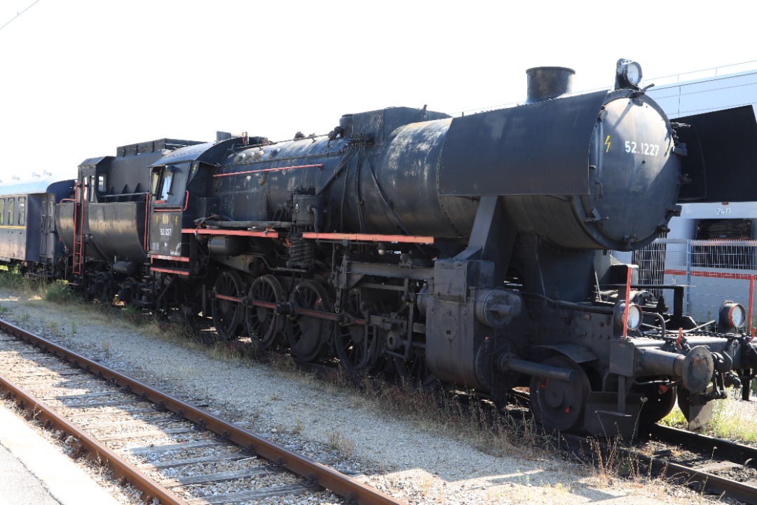 Christiaan Blokhorst on Train Siding: On my vacation in 2021 in vienna i found these old trains. The steams are standing there. The other one under the brigde
are...