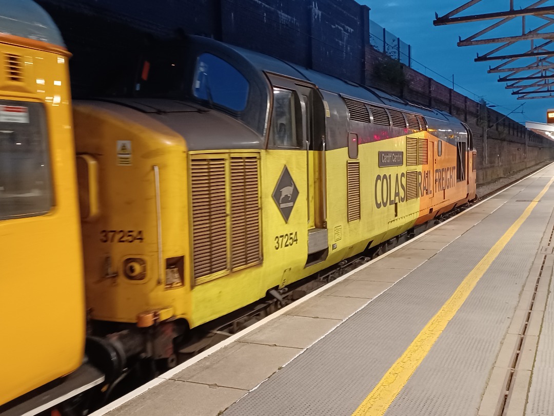 Trainnut on Train Siding: #photo #train #diesel #electric #station 92020 on the Caledonian Sleeper. 37607 & 37254 on Network Rail test train. All at Crewe
today.