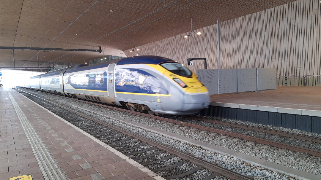 Arthur de Vries on Train Siding: Before I left for Belgium and France, this Eurostar e320 crossed my path at Rotterdam Centraal station.