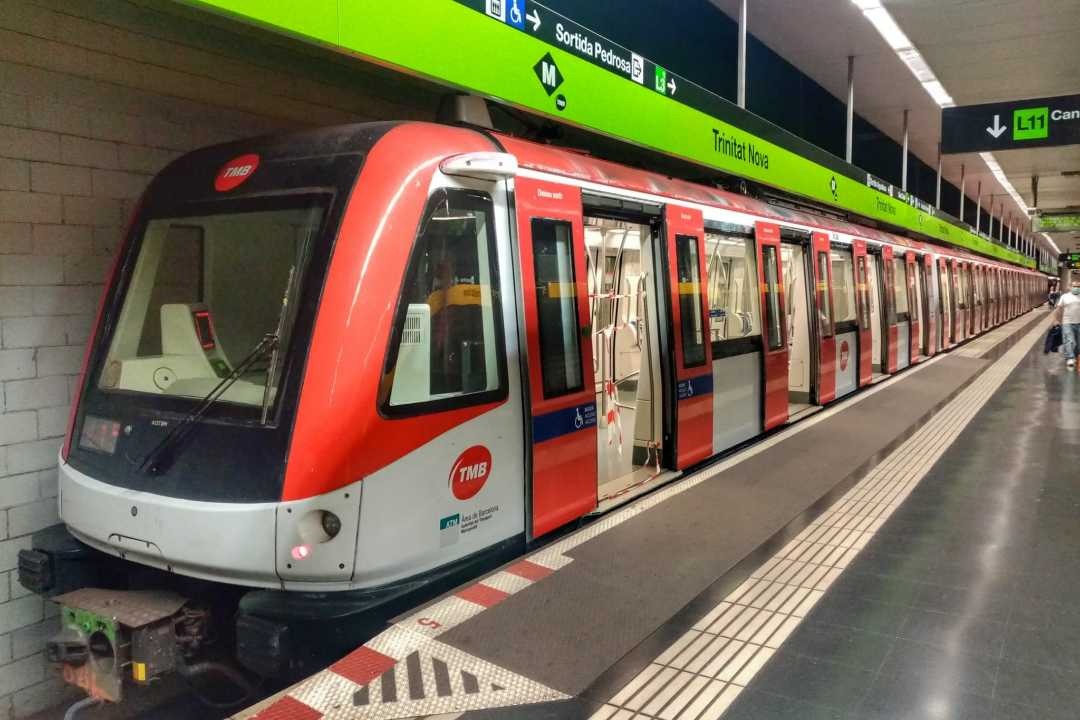 Angel Badal on Train Siding: Metro of Barcelona, Trinitat Nova station, transfer line 4 - line 11 on the same platform, rolling stock class 9000.
