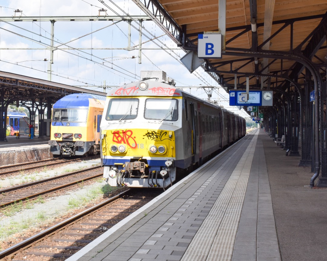 NL Rail on Train Siding: NMBS Varkensneus 818 staat op station Roosendaal klaar om de S32 naar Antwerpen-Centraal en Puurs te verzekeren.