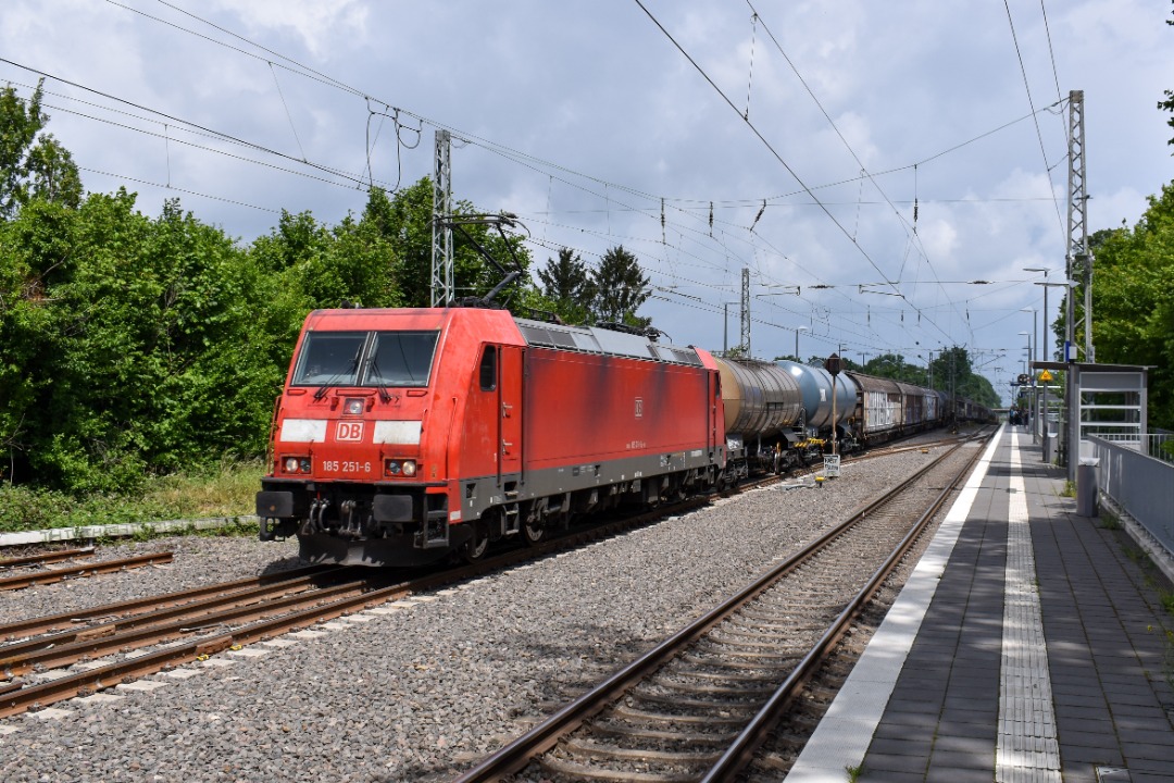 NL Rail on Train Siding: DBC 185 251 komt met een UC trein door station Kohlscheid gereden onderweg richting Aachen West.