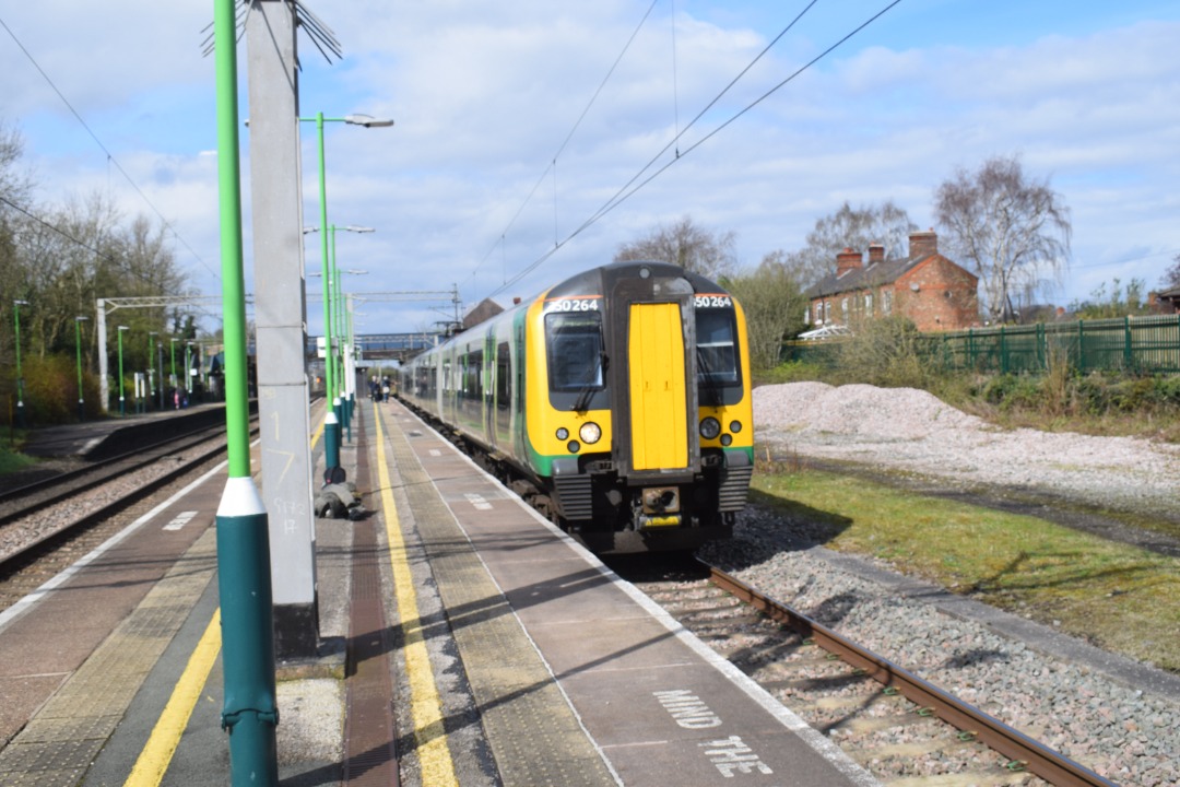 Hardley Distant on Train Siding: CURRENT: In a relatively rare situation 350264 calls at the rarely used Platform 1 at Acton Bridge Station today working the
1G53...