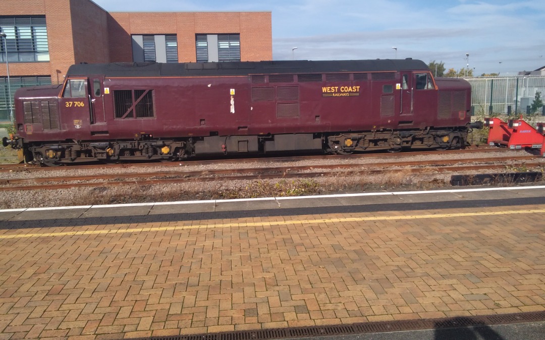 kieran harrod on Train Siding: 37706 west coast railways tours loco parked up in the York south sidings.can be seen on the railcams live footage of York station
for free.