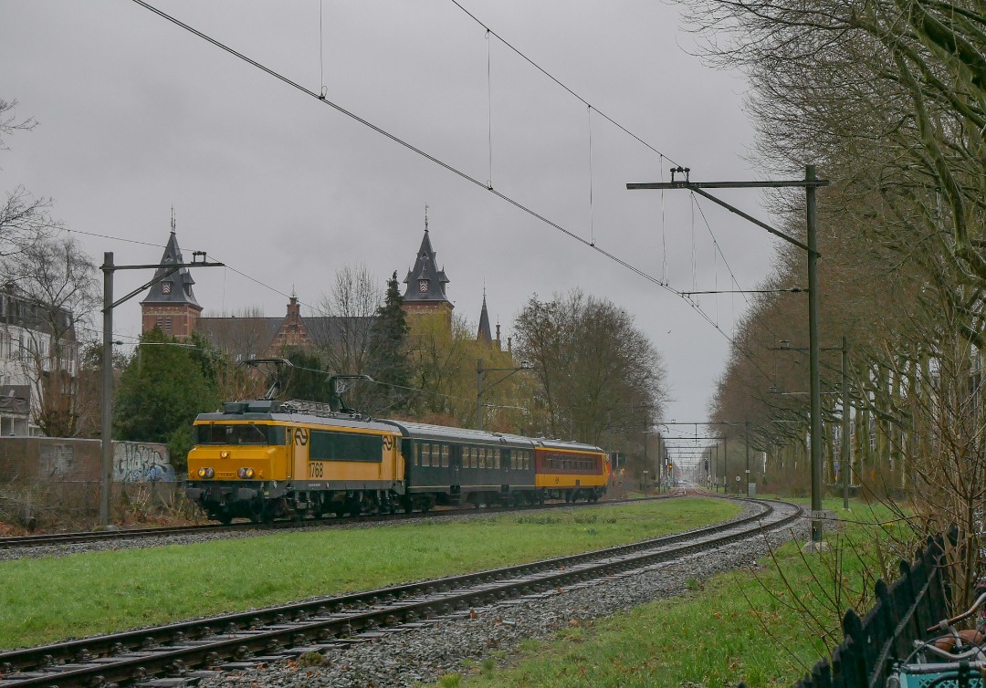 Transportguyrio on Train Siding: NSM 1768 + Plan W + Benelux Bs (cabcar) | 16-03-2021 | Biltstraat, Utrecht, the Netherlands