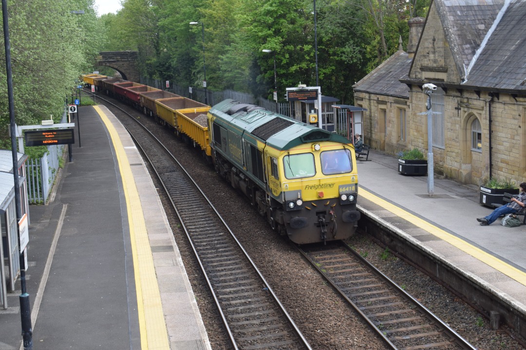 Hardley Distant on Train Siding: CURRENT: 66418 (Front - 1st Photo) and 66522 (Rear - 2nd Photo) pass through Ruabon Station today with the 6Y53 Liverpool
South...