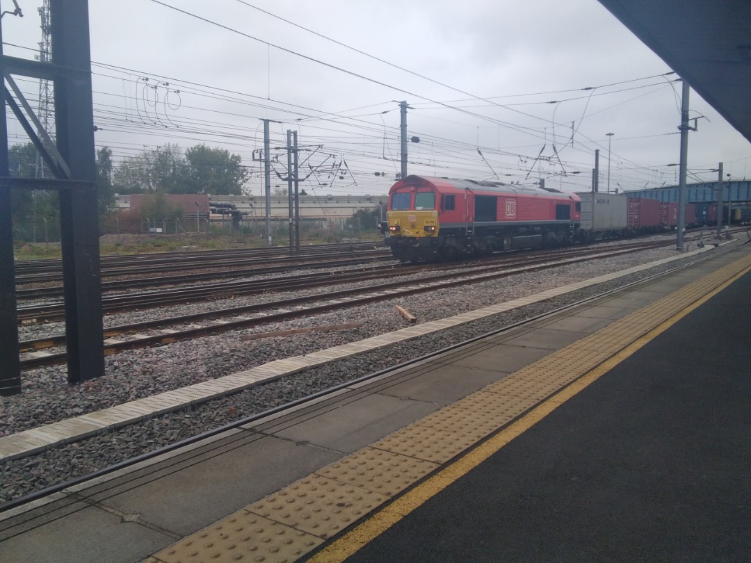 kieran harrod on Train Siding: This morning's collection of freight trains seen from platform 0 at Doncaster station a mixture of operators and classes of
loco.