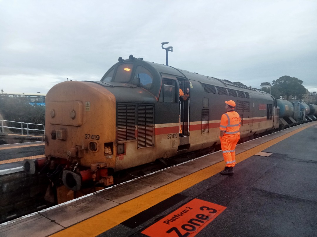 LucasTrains on Train Siding: Class #37425 "Concrete Bob" & #37419 "Driver Tony Kay" seen running a Railhead Treatment Train at
Scarborough from York Thrall Europa.