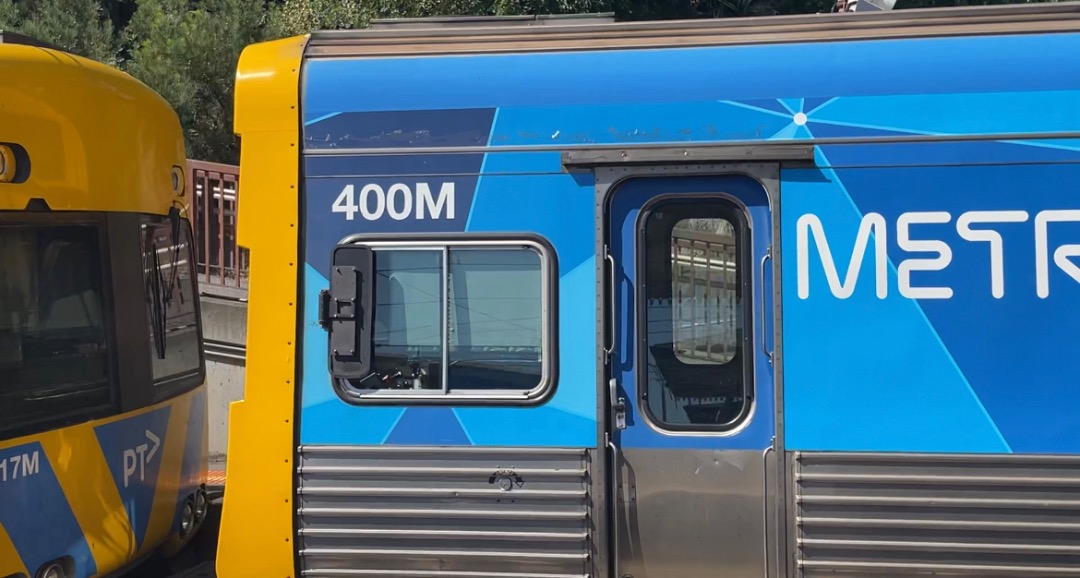 The Adventures Of United Alstom on Train Siding: Kind of a trailing 400M heading towards Flinders Street. (and it's also a full stage 1 Comeng)