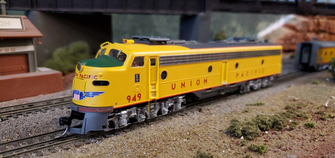 M. on Train Siding: A pair of dashing E8/9 A units from the Proto-2000 series. Heavy die-cast chassis with a pair of flywheels provides smooth and exceptional
running.