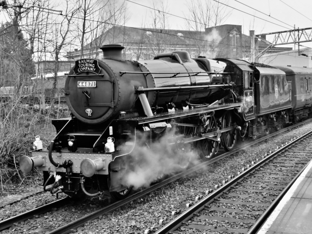 Chris Pindar on Train Siding: Going home this evening,what a noise it made leaving Stafford - and I monochromed an earlier one.