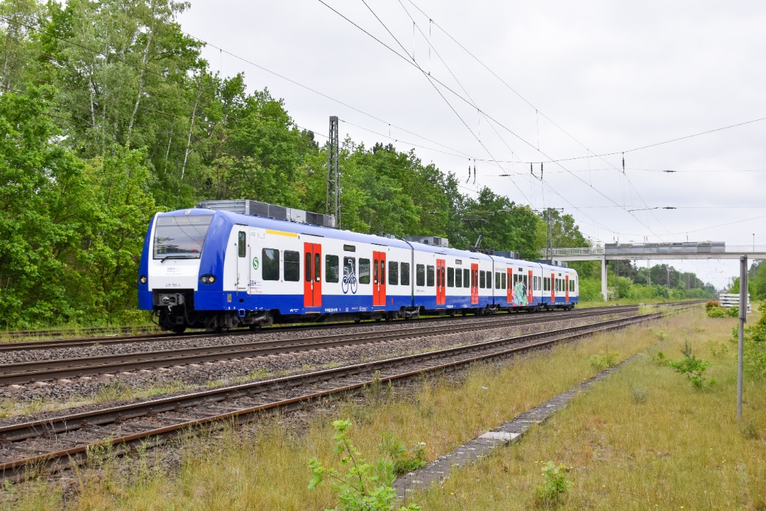 NL Rail on Train Siding: SBH 425 280 komt langs Burgdorf gereden tijdens een proefrit onderweg vanuit de richting Celle.