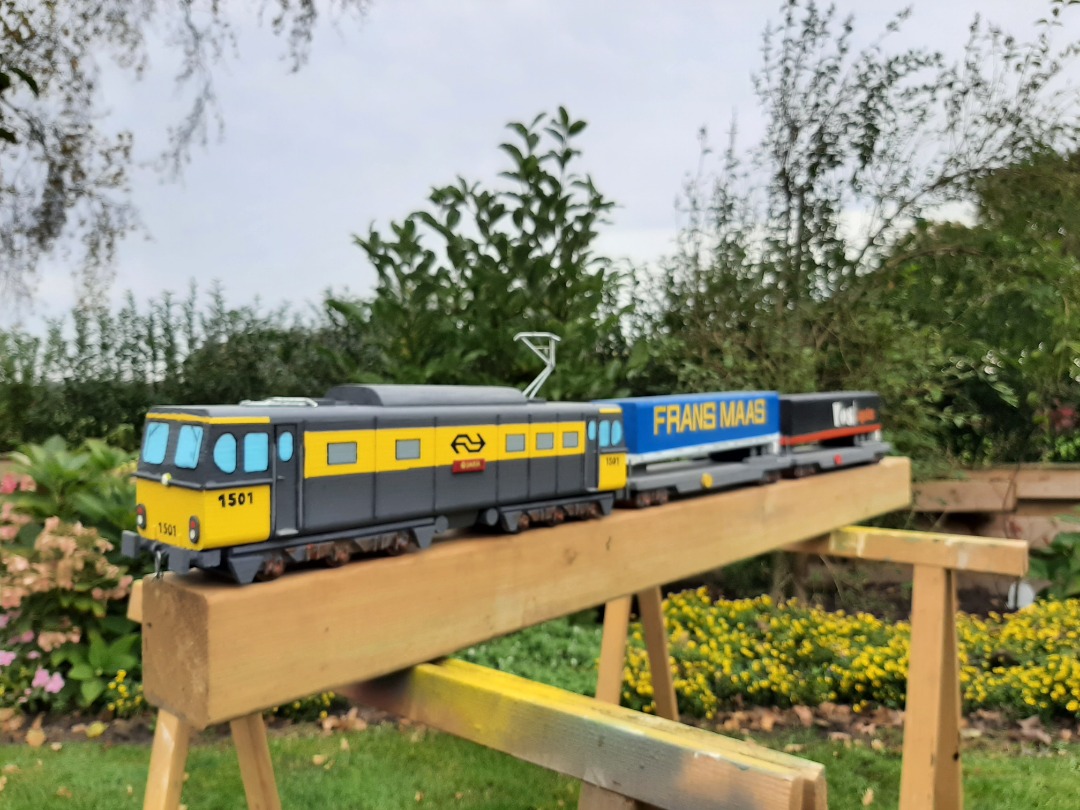 RRail on Train Siding: Today I finished the NS Class 1500 (ex British Rail EM2). I've added some pictures of the work in progress the used materials. It
was a nice...