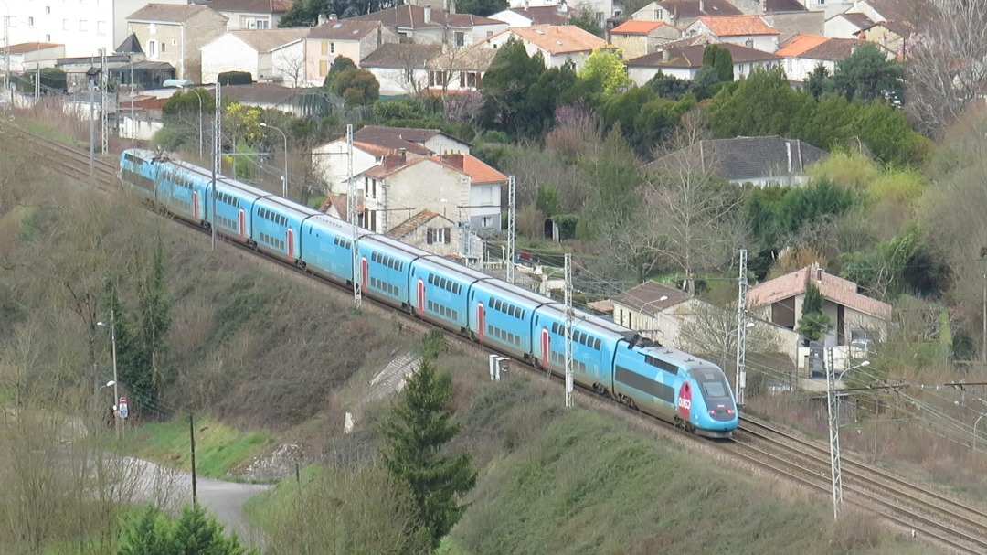 Oriana on Train Siding: Ici depuis le centre ville d'Angoulême, nous avons un TGV Ouigo au départ pour Bordeaux-Saint-Jean. 💜