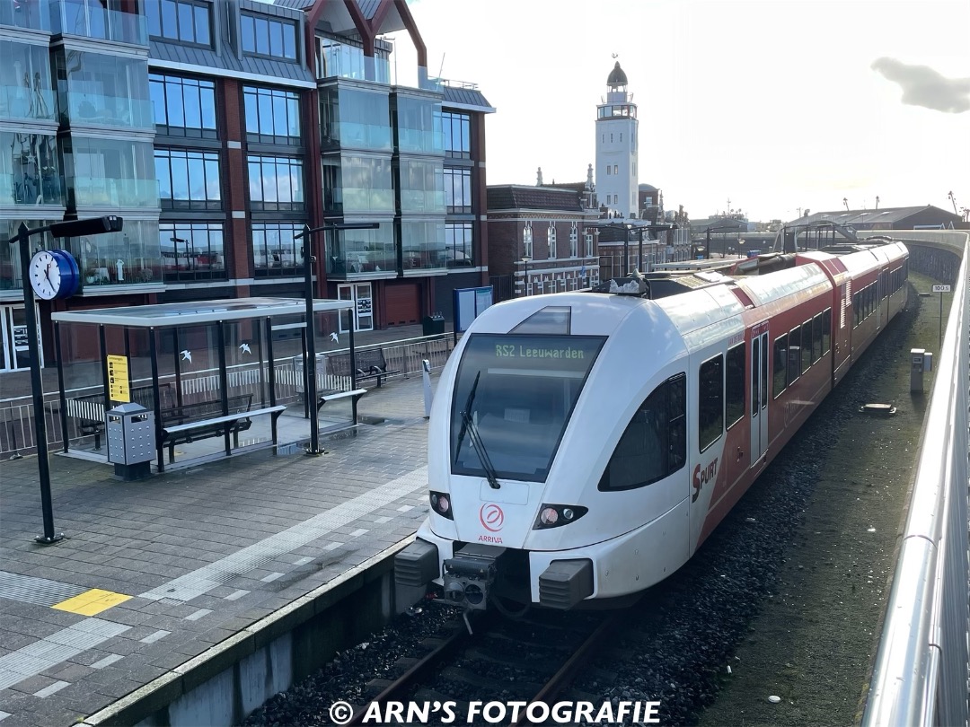 Arn Hagen on Train Siding: Arrivatrein 335 ‘Jan de Roos’ staat klaar op Harlingen Haven als trein 37248 naar Leeuwarden.