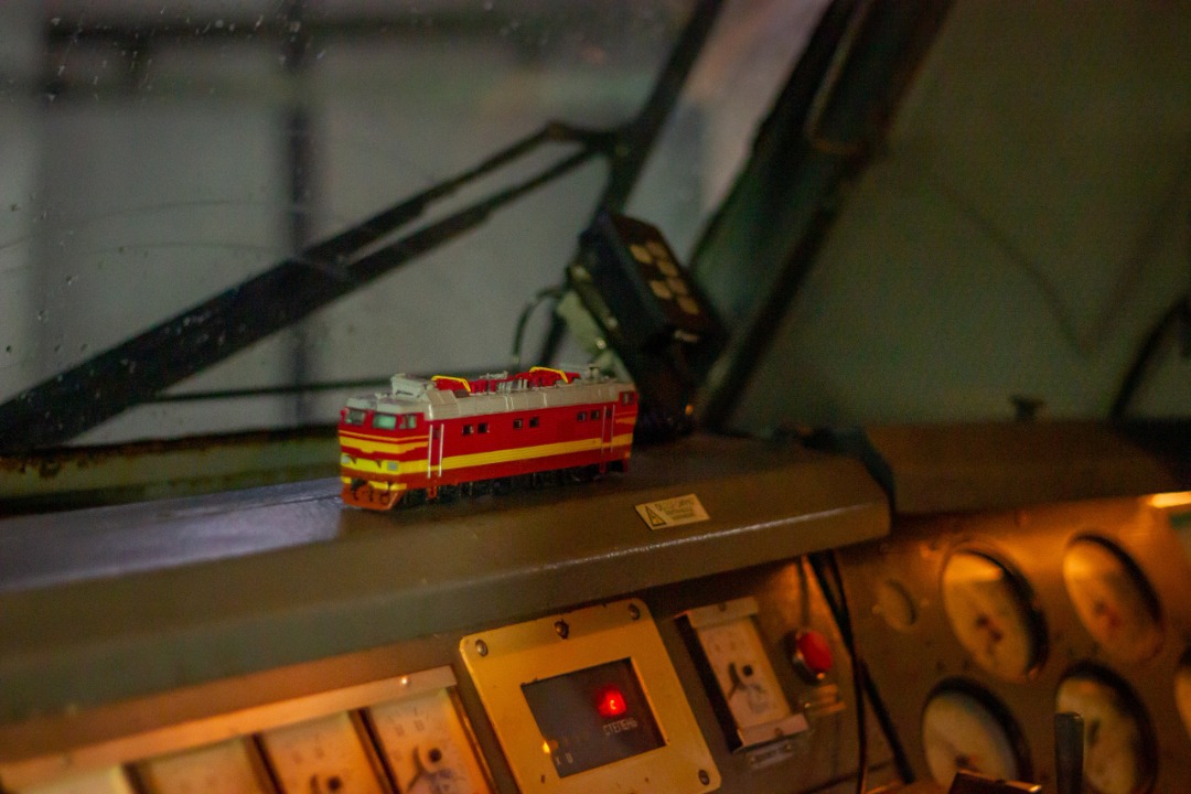 CHS200-011 on Train Siding: Model of electric locomotive ChS4T in the cab of a real electric locomotive ChS200. scale 1:87