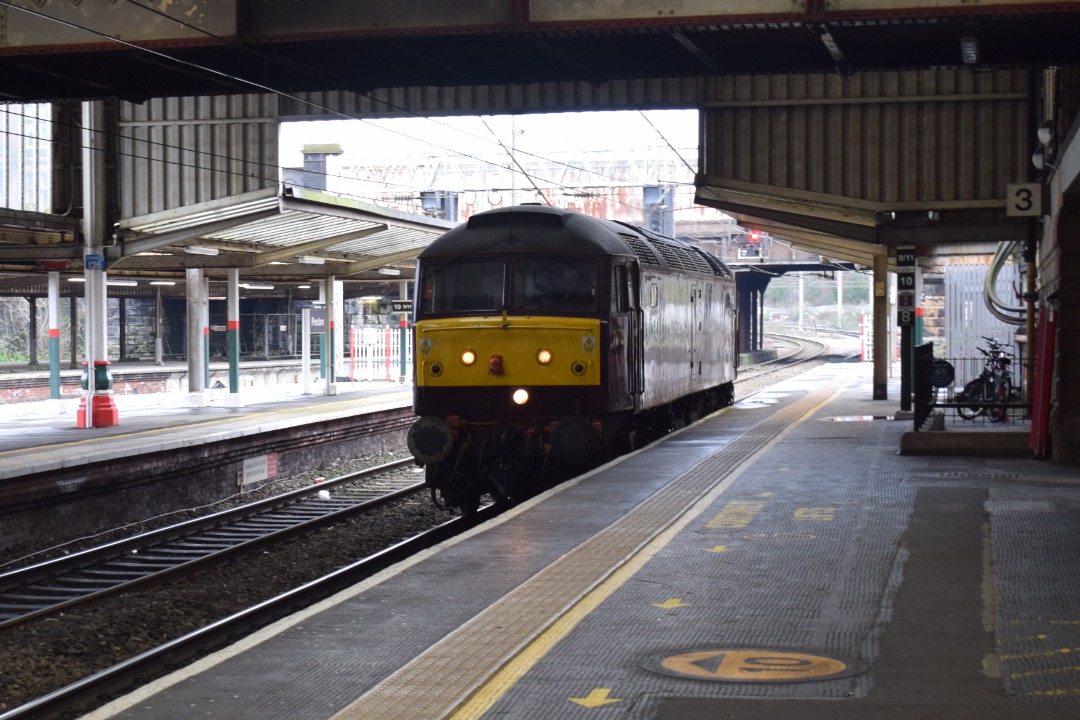 Hardley Distant on Train Siding: CURRENT: 47812 operated by West Coast Railway Company passes through Preston Station today with the 0Z47 Carnforth Steamtown to
Newark...