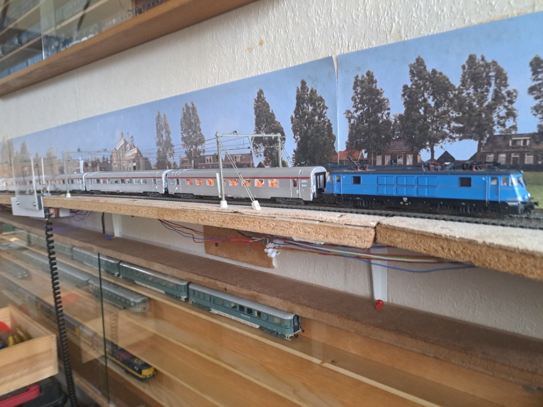 jllegierse, Jan on Train Siding: NMBS reeks 150 Olaerts/Heljan uit de jaren 60. TEE " Ile de France" de voorloper van de Thalys bij mij op de dijk.
Wagons van...