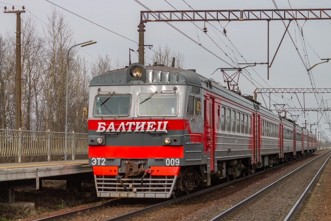 Vladislav on Train Siding: The electric train ET2-009 "Baltiets" arrives at the Staroe Mozino platform.. it would seem that its days are numbered and
it should have...