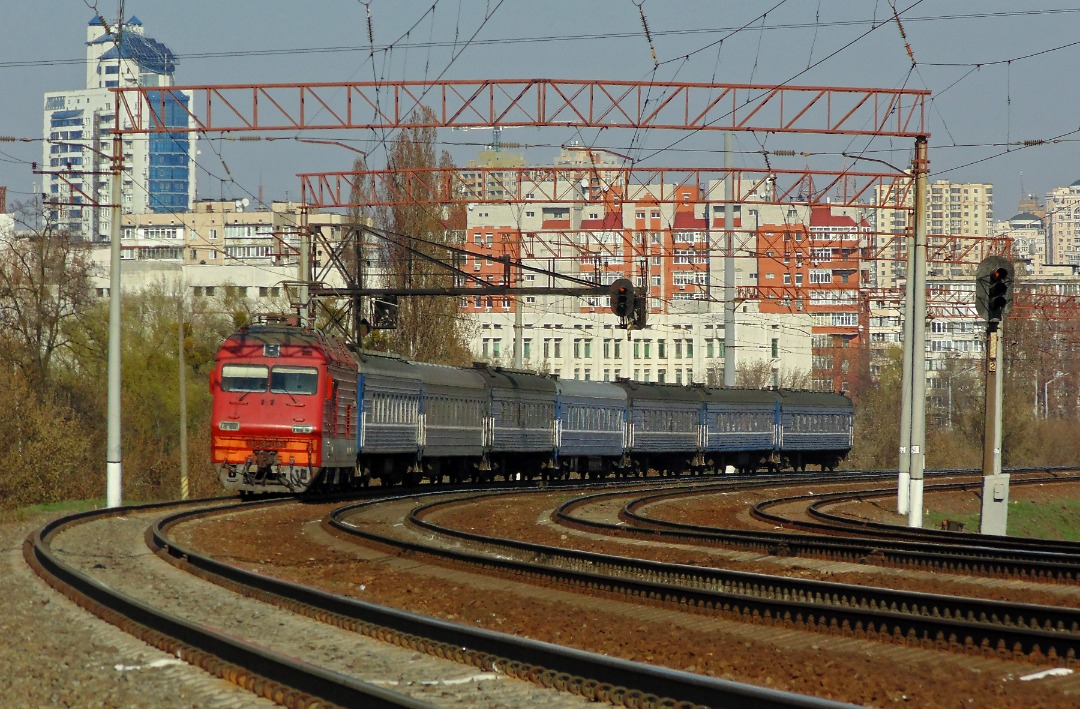 Yurko Slyusar on Train Siding: Electric locomotive DS3-016 with a passenger train Kyiv - Minsk (according this train I maybe mistaken) at the Kyiv-Pasazhyrsky
-...