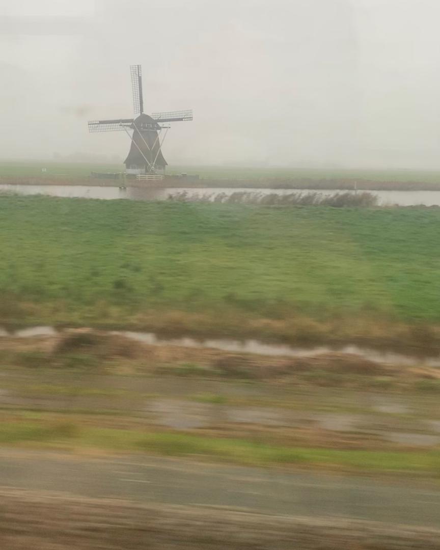 Evi Verbist on Train Siding: Deze 2 kunnen kiekjes kunnen schieten. Van Schiphol via Zwolle Naar Leeuwarden. De foto van de brug was bij de rivier Ijsel vlak
voor...