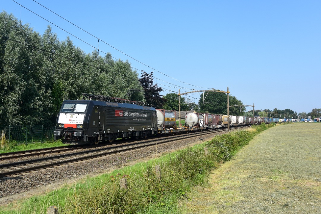 NL Rail on Train Siding: SBB 189 096 komt met containers, tankcontainers en trailers langs de Steenakkerstraat in Breda onderweg naar richting Tilburg.